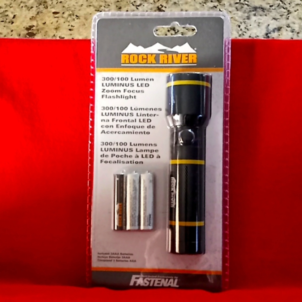ROCK RIVER Flashlight. 300/100 Lumen LUMINUS LED Zoom Focus Flashlight.Brand New